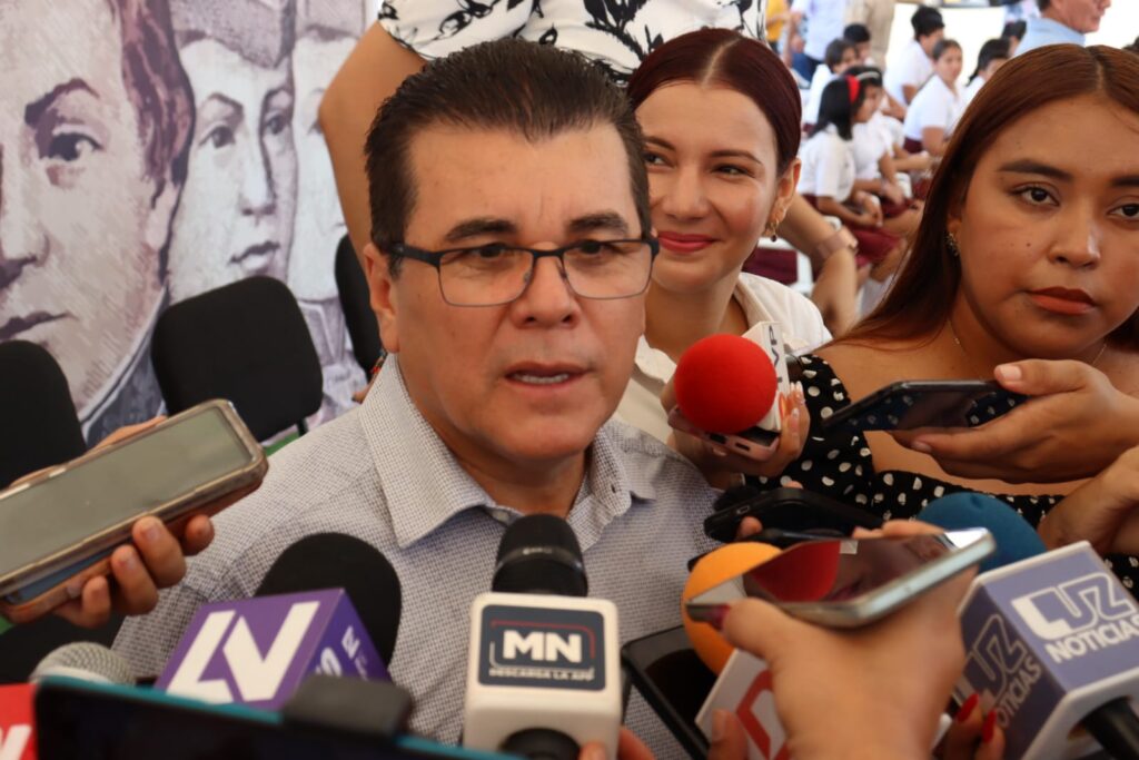 Alcalde de Mazatlán con medios de prensa