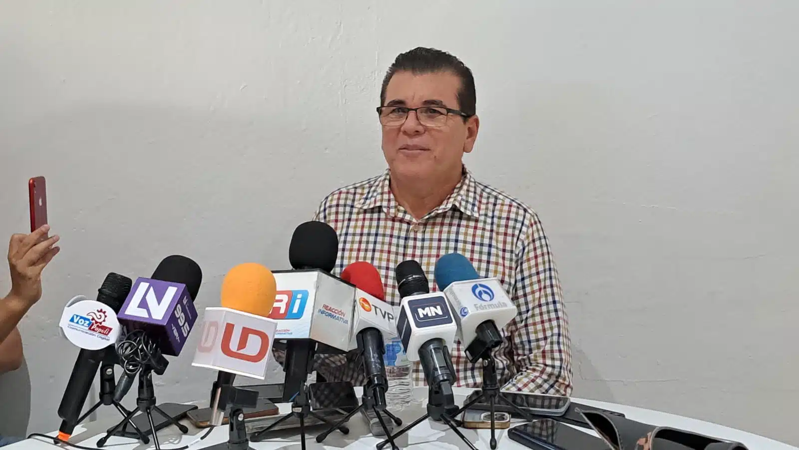 Édgar González Zataráin con medios de prensa