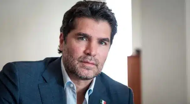 Eduardo Verástegui registra su candidatura ante el INE