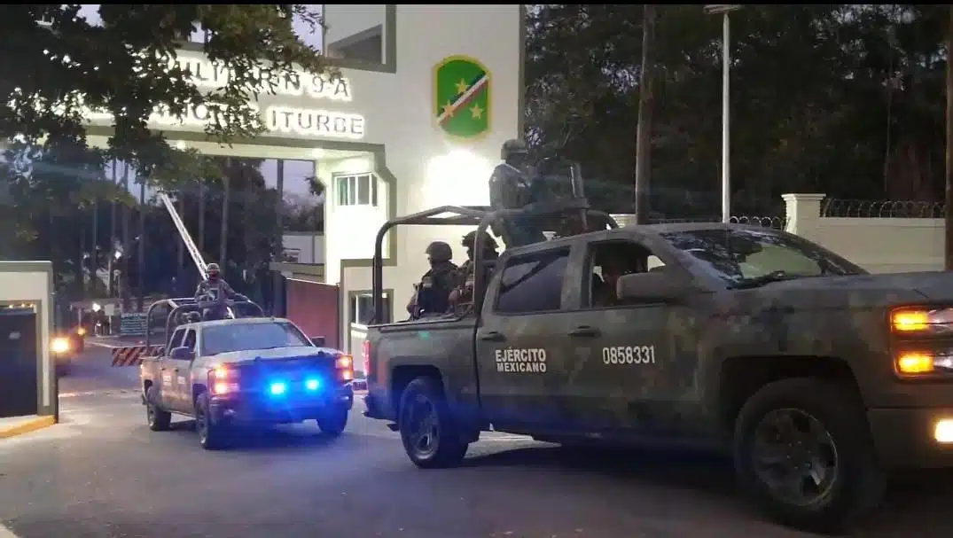 Camionetas y personas arriba de ellas con uniforme del ejército Militar