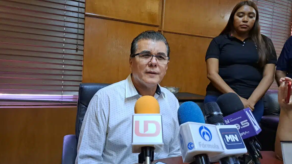 El presidente municipal de Mazatlán en conferencia de prensa