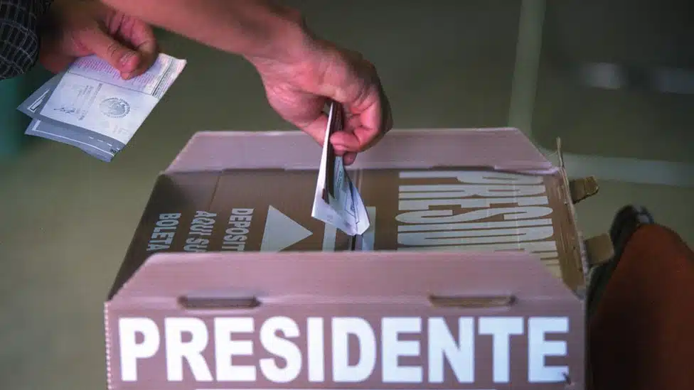 Colocando un voto en una urna presidencial