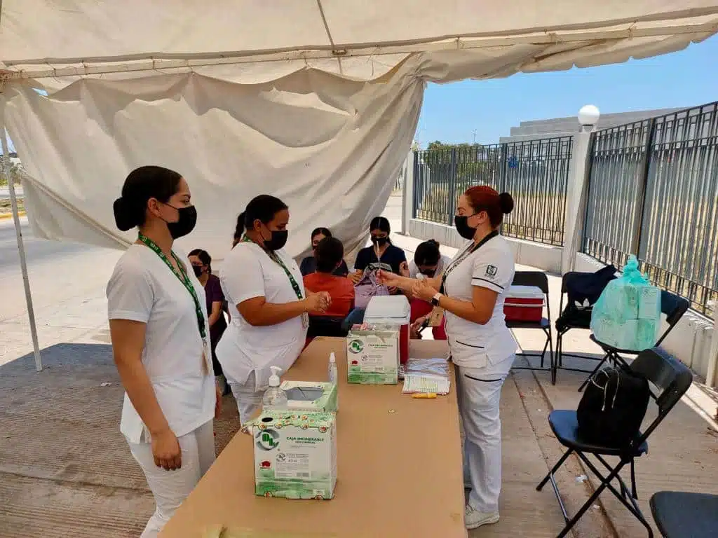 Enfermeras del IMSS durante jornada de vacunación contra COVID-19