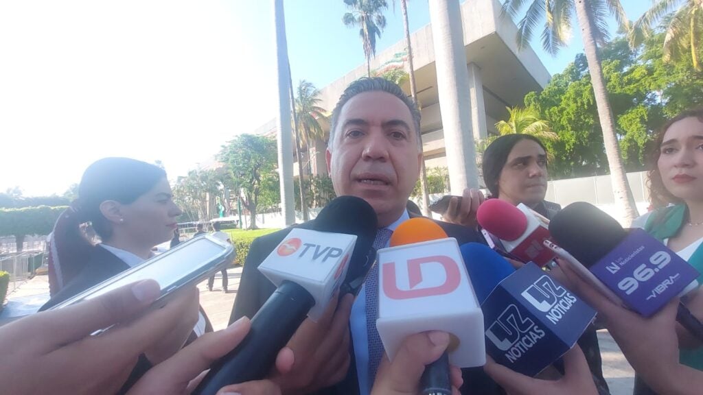 Enrique Inzunza Cázarez en declaración con la prensa de Sinaloa