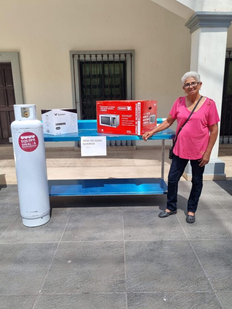 Entregaron máquinas de coser, equipos para panaderías, restaurantes, y equipamiento que ayuda a municipios de la sierra por la vocación turística.