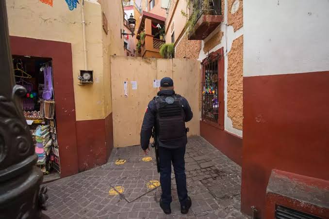 Escala conflicto entre dueña del balcón de Ana y fotógrafos en el callejón del beso