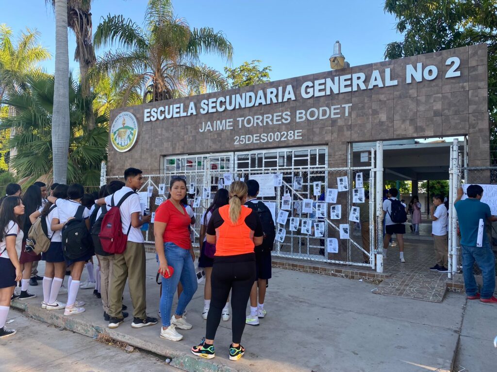 Personas manifestándose en una escuela