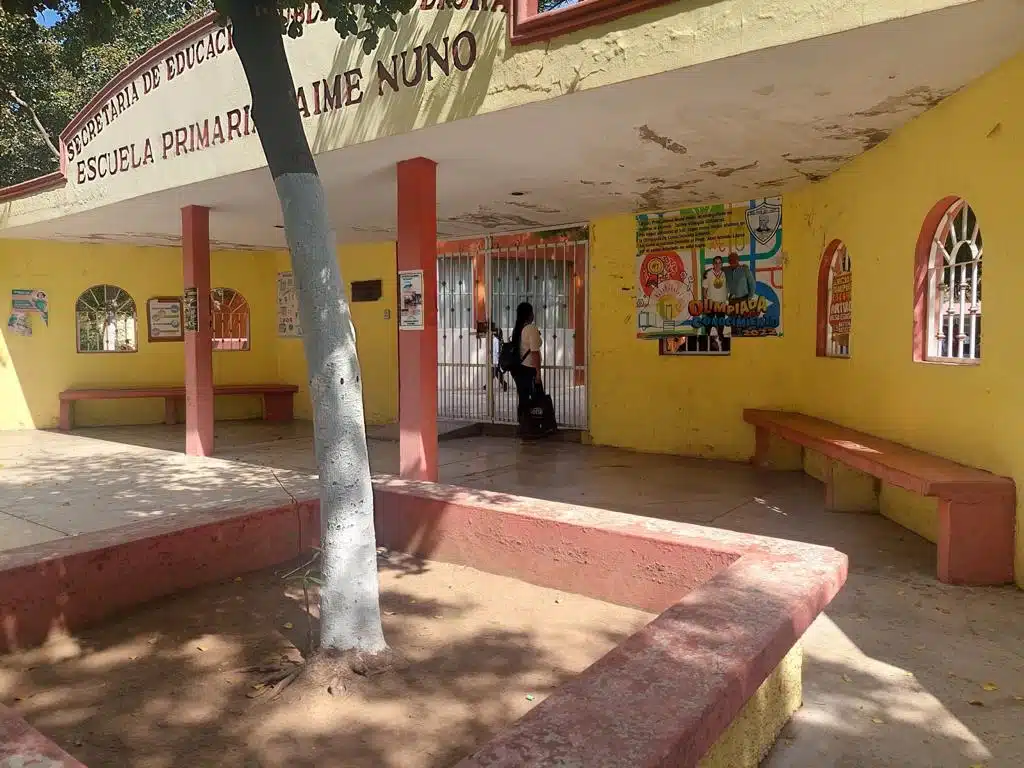 Escuela primaria en Guasave exteriores de salones