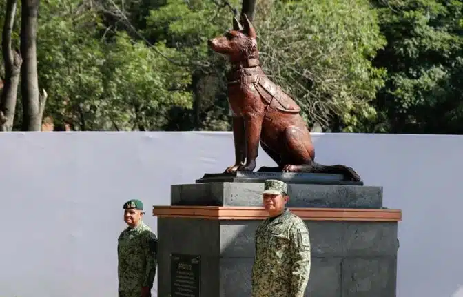 Develan estatua de Proteo en Campo Marte