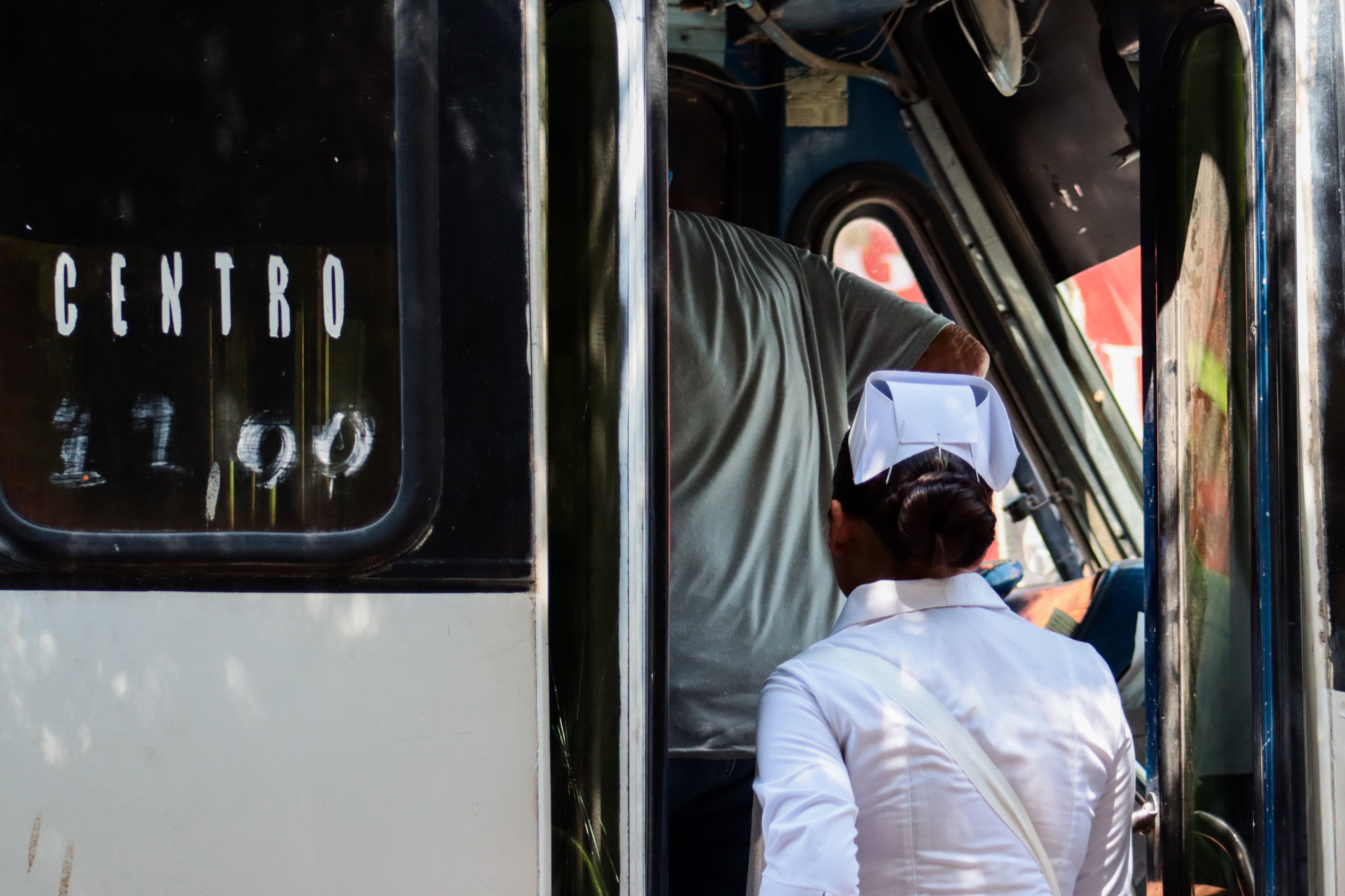 Estudiante de Enfermería de la UAS se sube al transporte público en Los Mochis