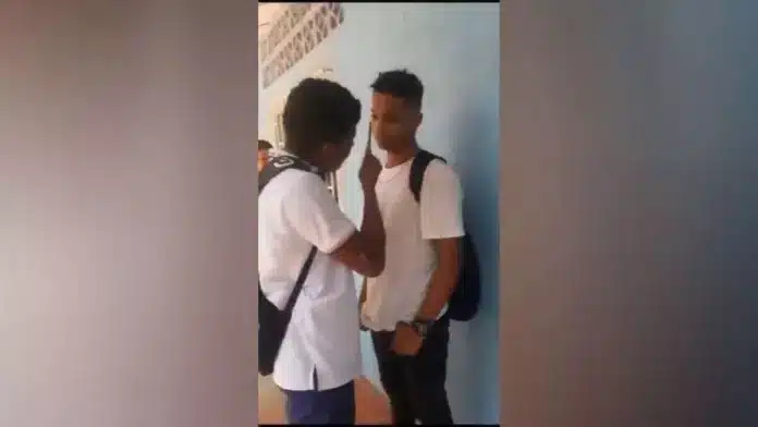 Estudiante enfrenta y agrede a su acosador en Colombia