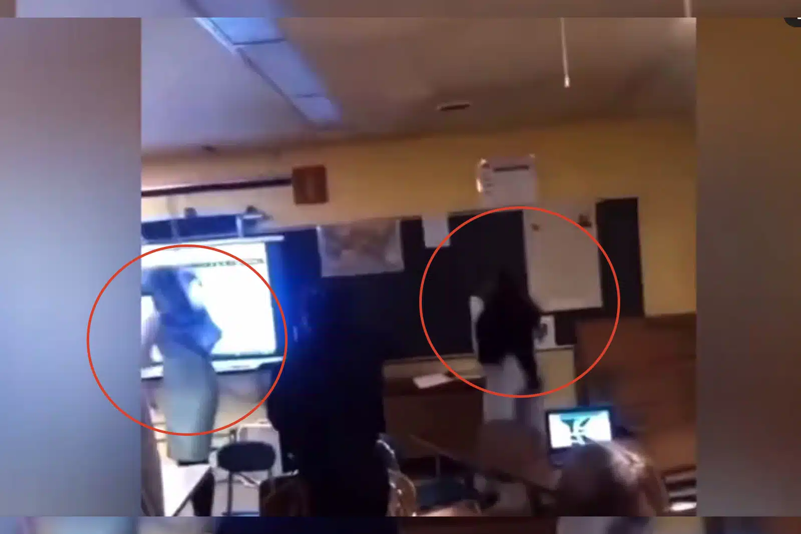 Estudiante golpea a maestra con una silla y la deja inconsciente