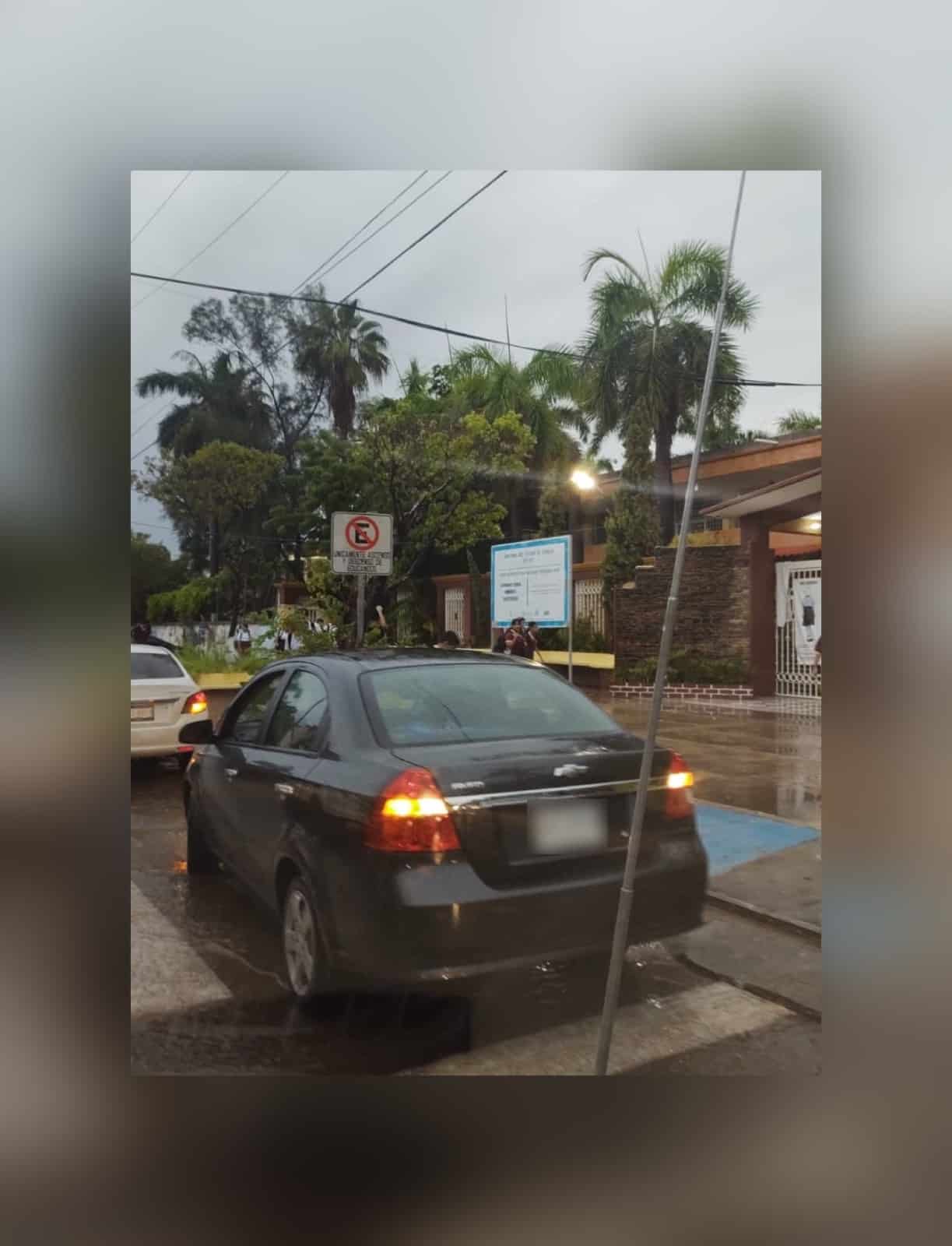Personas, instalaciones de una escuela y carros