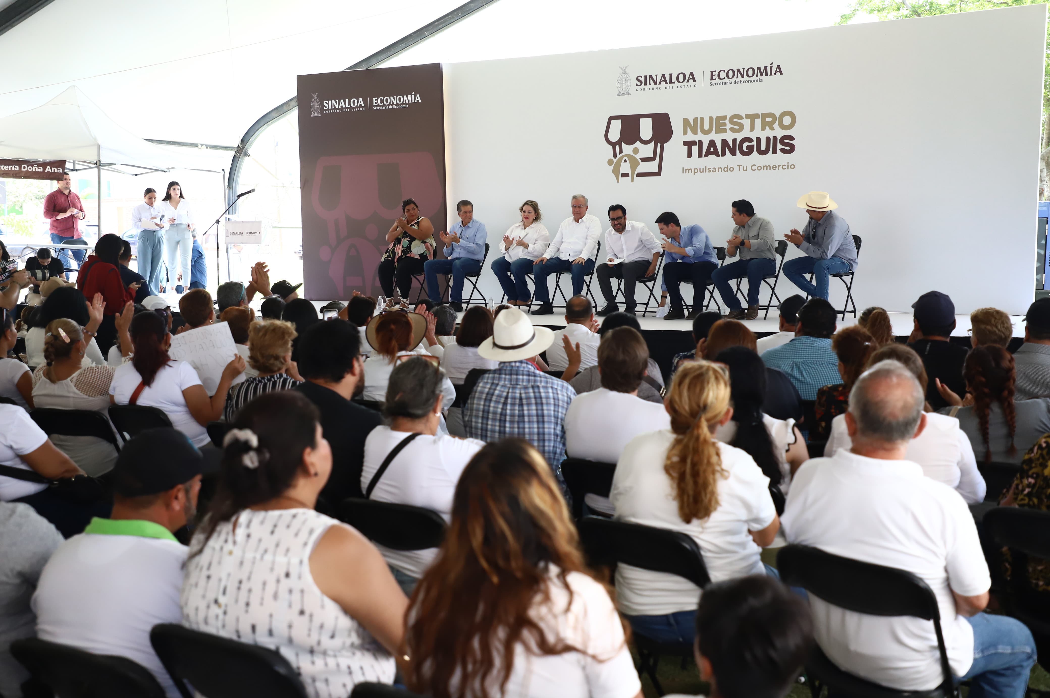 Funcionarios y asistentes a Nuestro Tianguis de Gobierno del Estadol evento