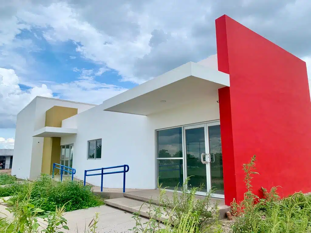 Exterior del Centro de Bienestar de Los Valles en Guamúchil