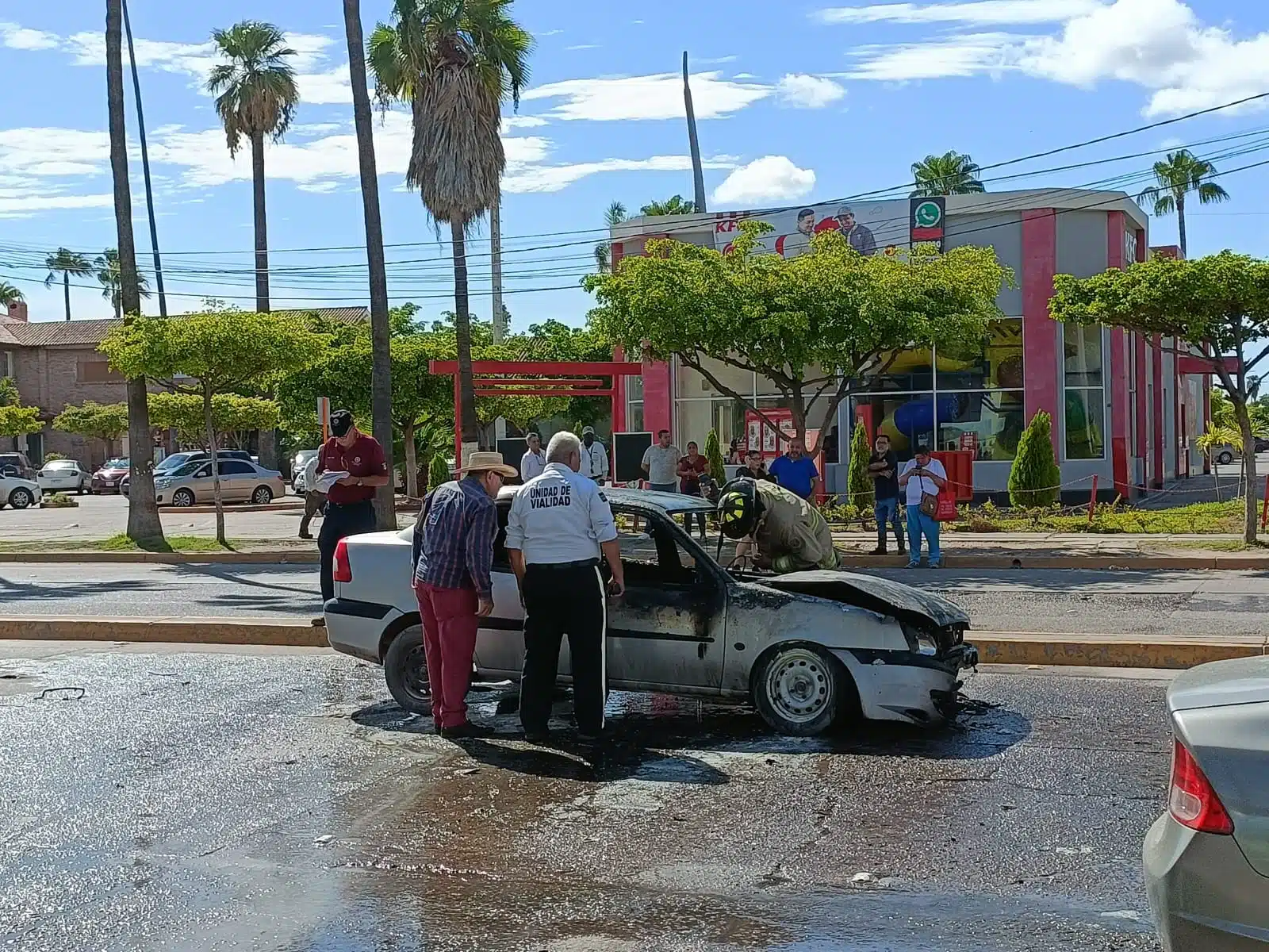 AUTOMOVIL QUE SE PRENDIÓ EN LLAMAS