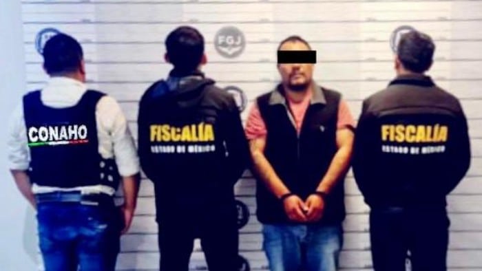 hombre capturado por policías