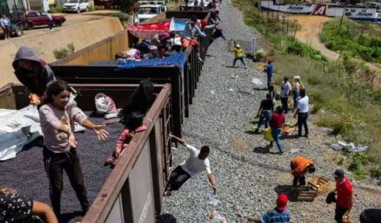 Migrantes arriba de tren de Ferromex