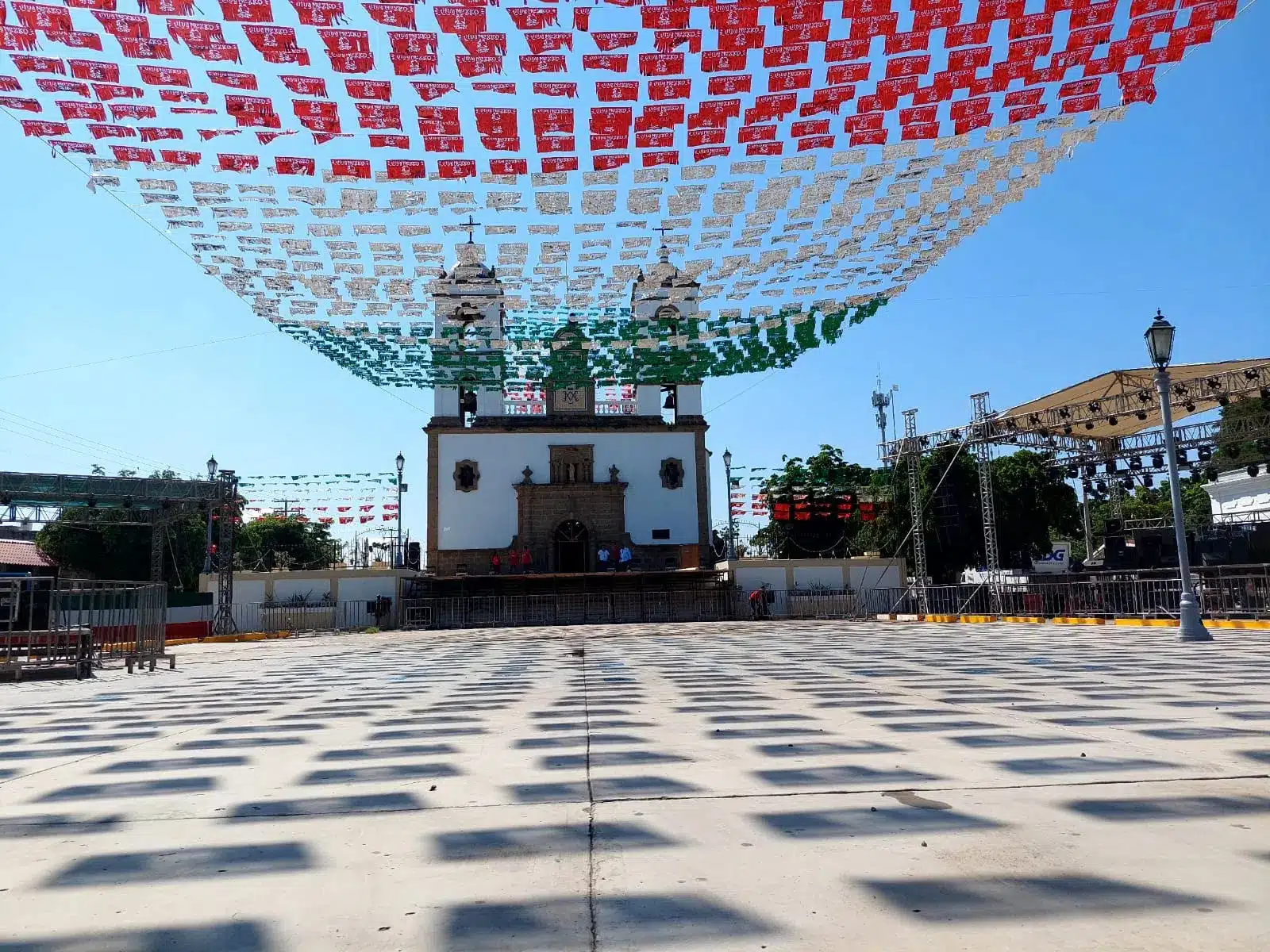 Lugar adornado de los colores de la bandera de México