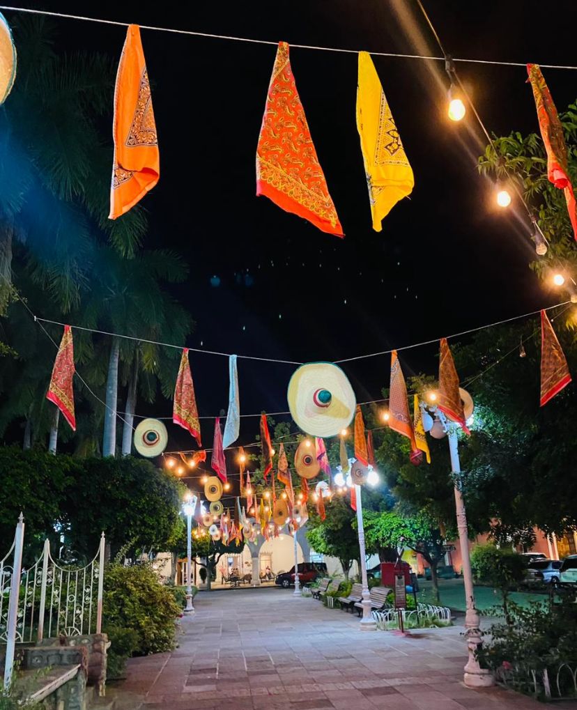 Pañuelos y sombreros colgados decorando en una plazuela
