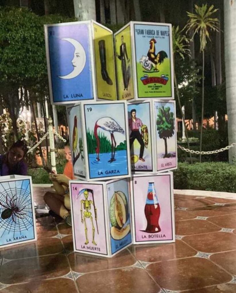 Cartas de la lotería grandes en el piso de una plazuela