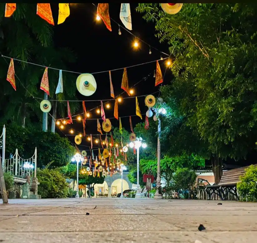 Pañuelos y sombreros colgados decorando en una plazuela