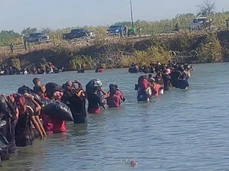 Forman migrantes cadenas humanas para cruzar el Río Bravo