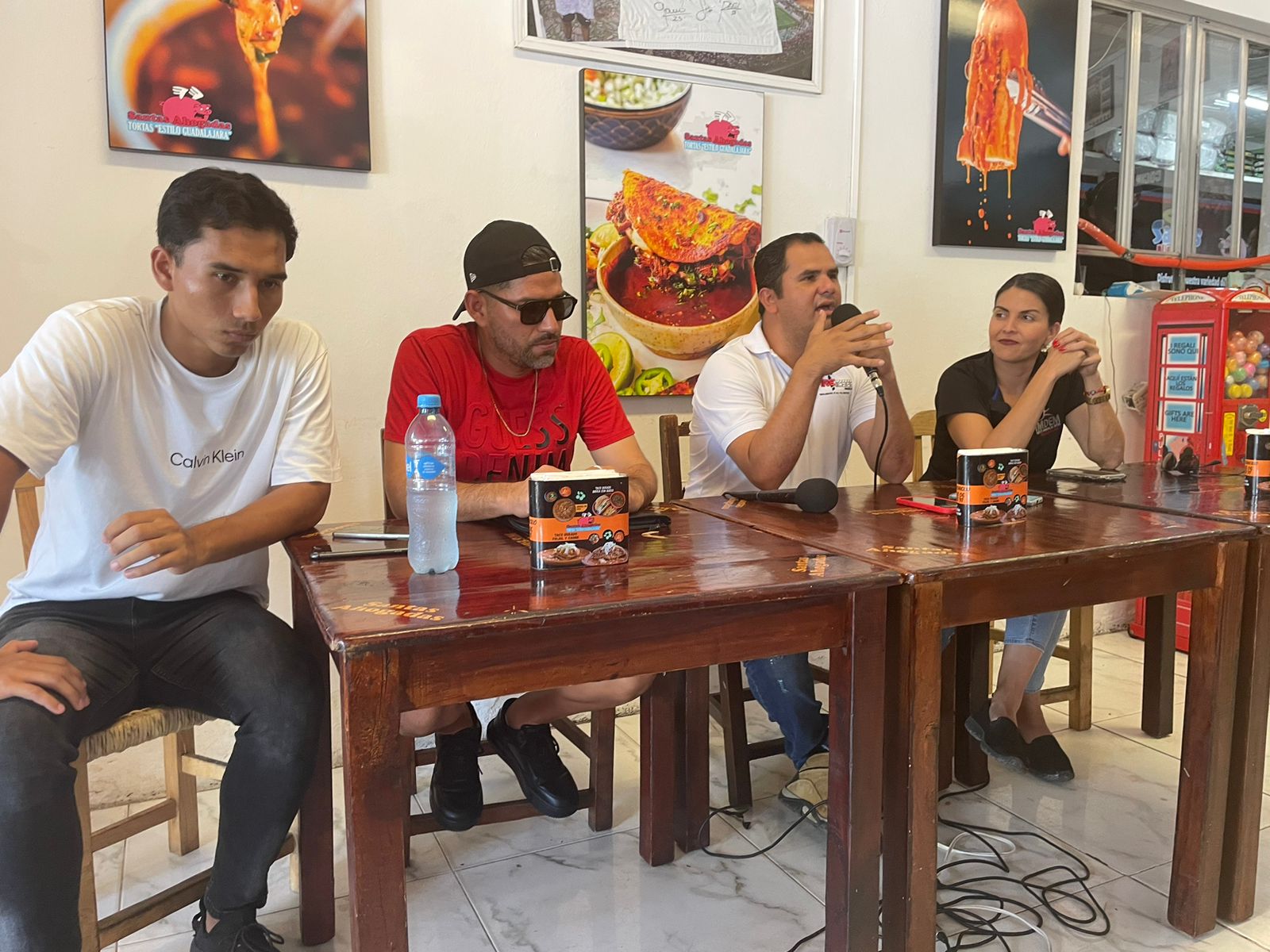 Iván Zerecero, miembro de la directiva del club, en compañía del DT Humberto Hernández; Fabiola Verde Rosas, directora del Imdem, así como el jugador Sair Huerta