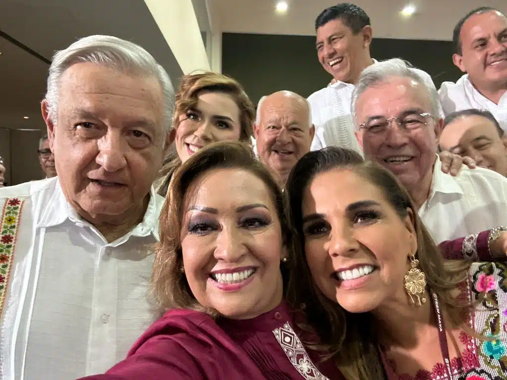 Gobernadores posan con el presidente Andrés Manuel López Obrador 