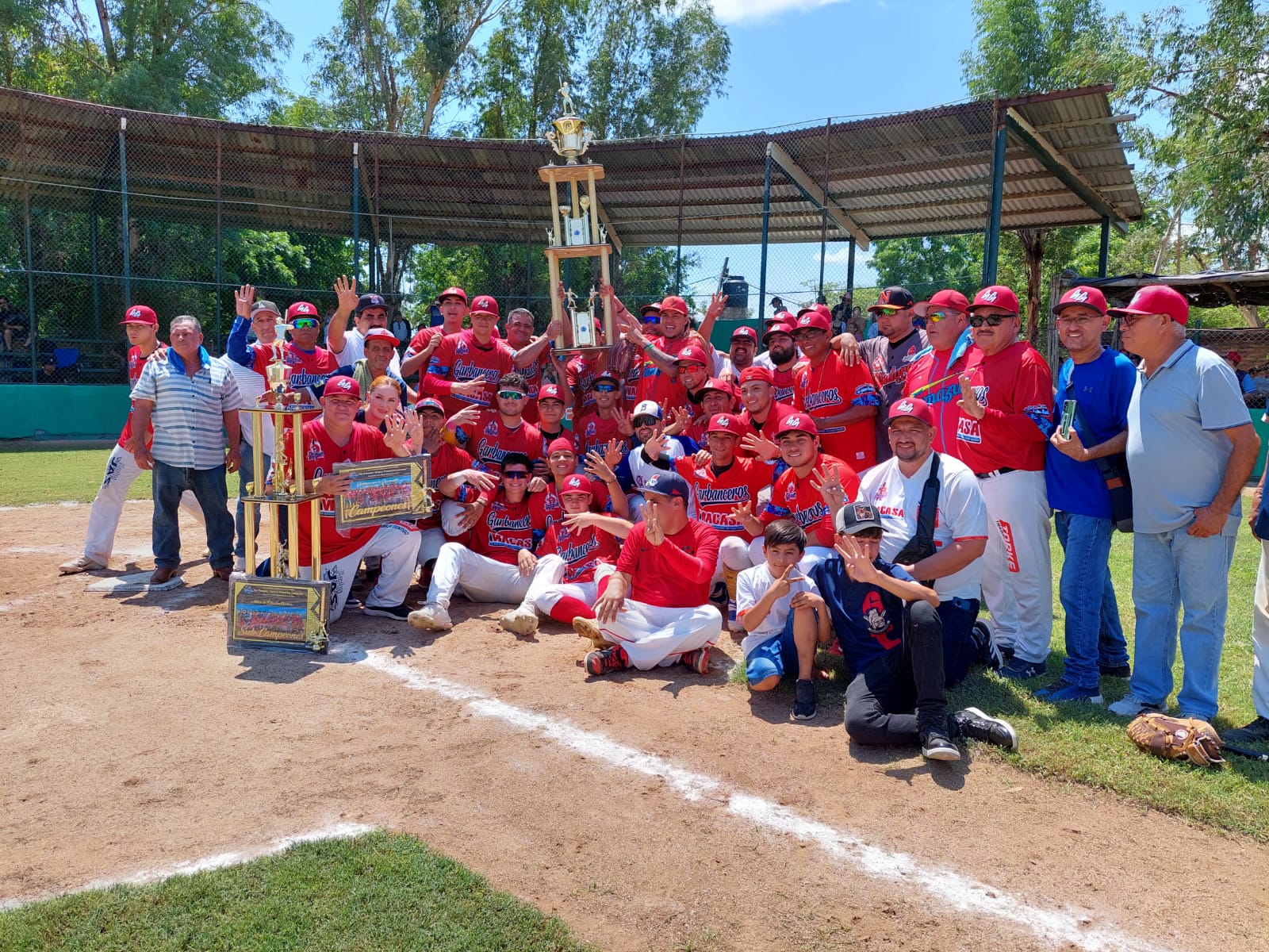 Equipo de Garbanceros sosteniendo la copa