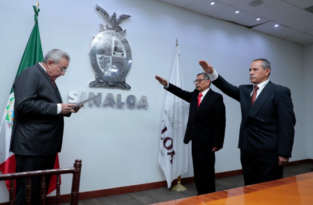 Secretario y subsecretario de Seguridad Pública en Sinaloa, Gerardo Mérida Sánchez y Leoncio Pedro García Alatorre, mientras Rocha Moya les toma protesta