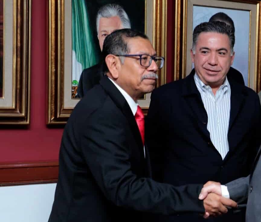 Gerardo Mérida Sánchez estrechando la mano del gobernador Rocha Moya. En la imagen sale también Enrique Inzunza