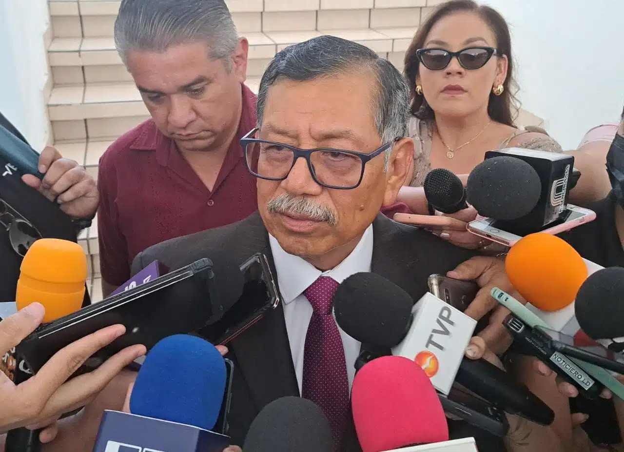 Gerardo Mérida Sánchez con medios de prensa