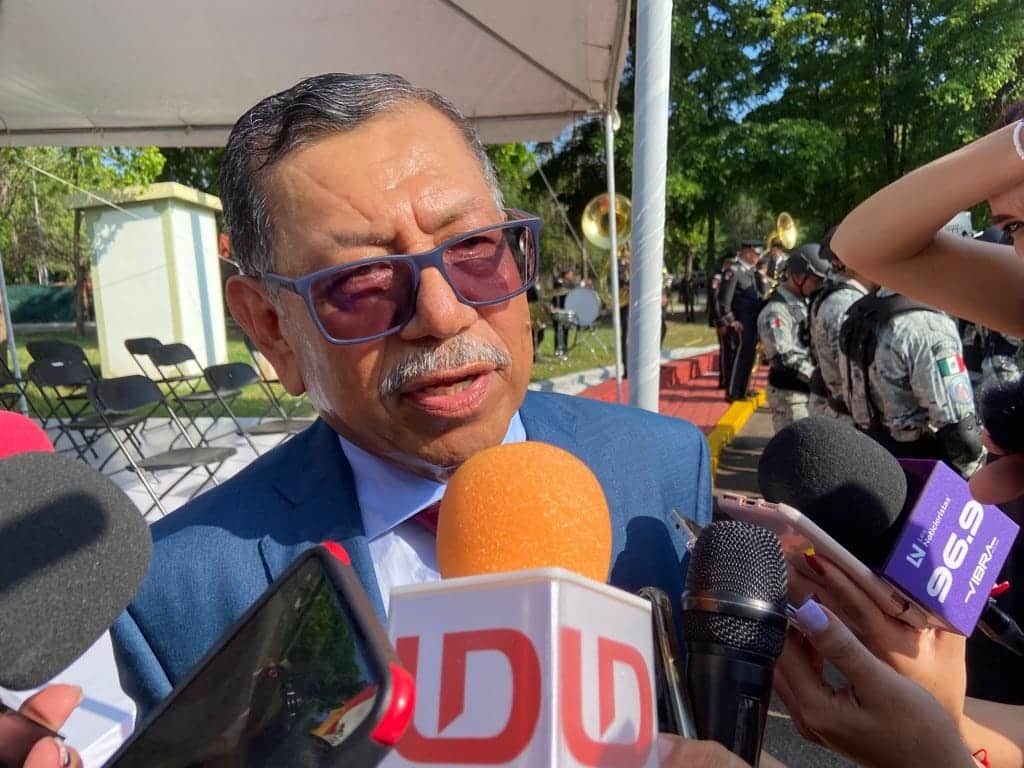 Gerardo Mérida Sánchez con medios de prensa