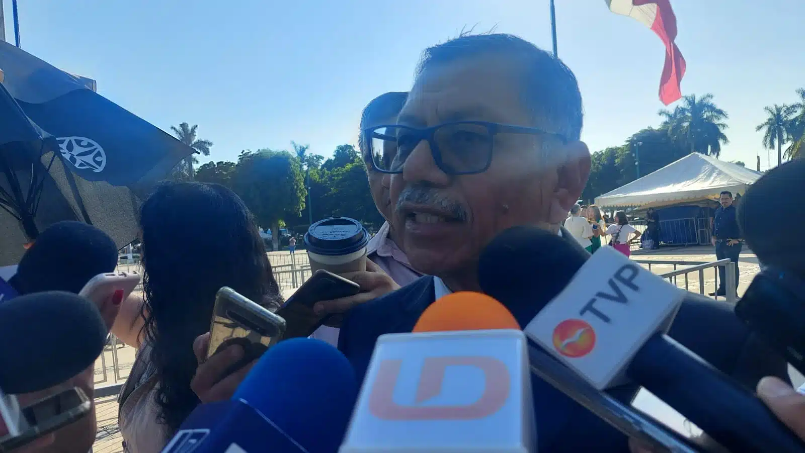 Gerardo Mérida Sánchez con los medios de comunicación