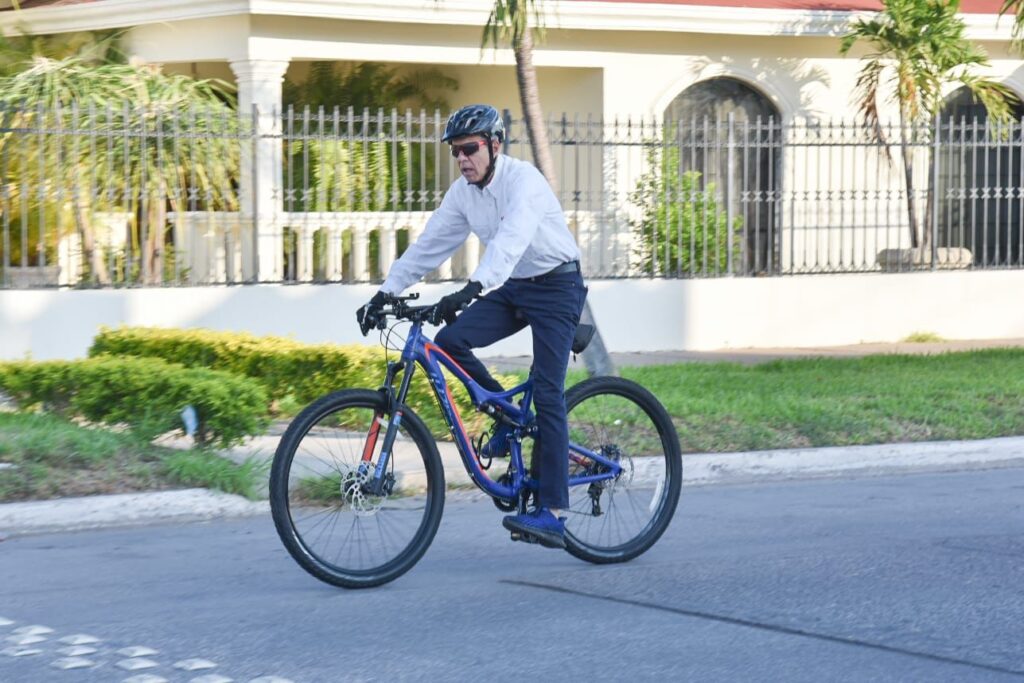 Una persona en bicicleta y con casco