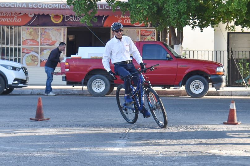 Una persona en bicicleta y con casco