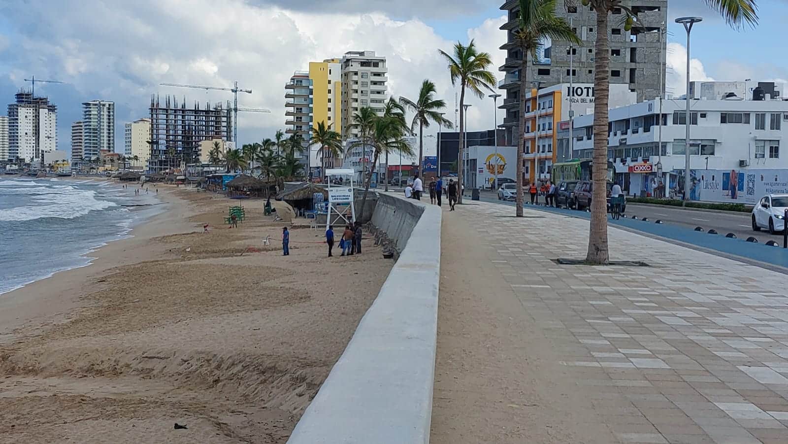 Orilla de la playa, edificios de hoteles y avenida
