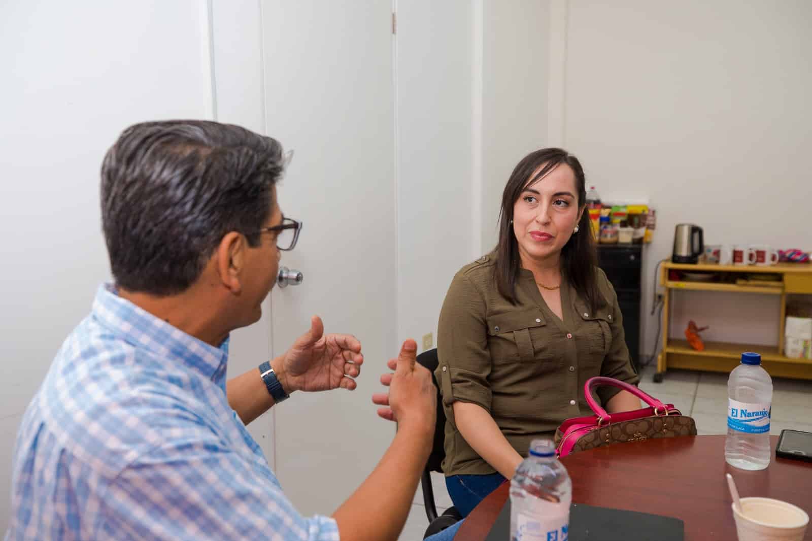 Gretel Valenzuela junto con el alcalde Martín Ahumada Quintero