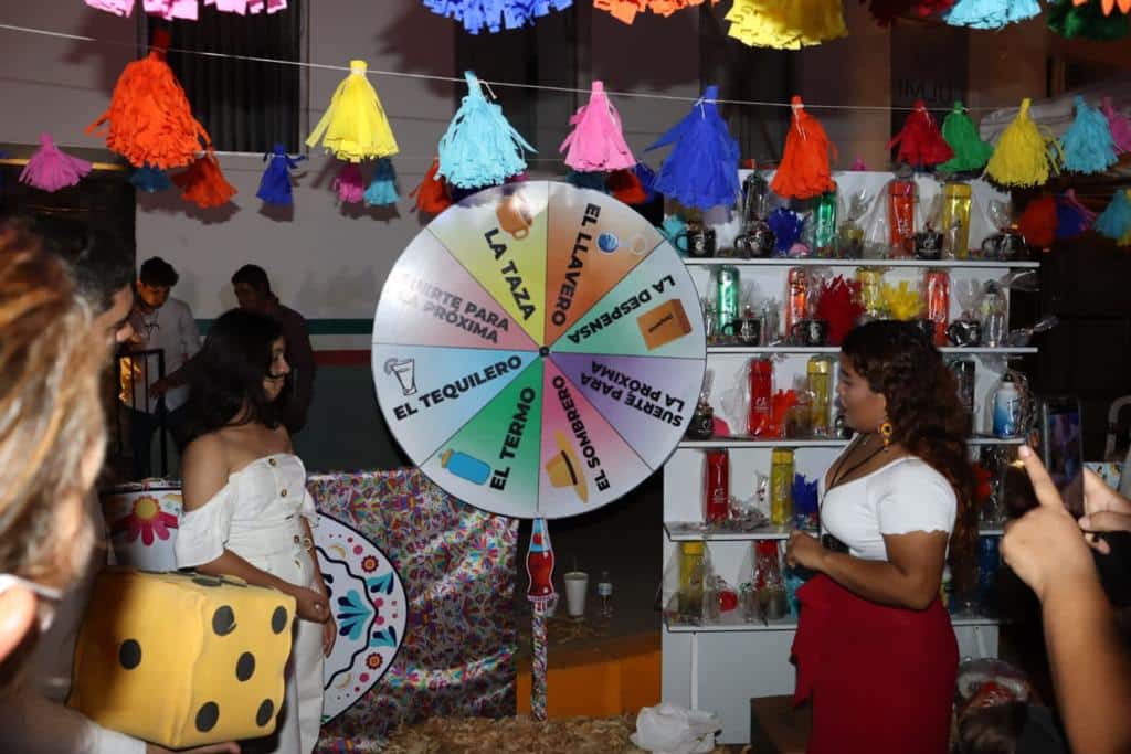 Los mazatlecos disfrutaron de una verbena popular previa a la ceremonia del 213 aniversario de inicio de la Lucha por la Independencia de México.