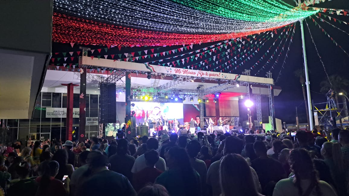 El alcalde de Ahome, Gerardo Octavio Vargas Landeros, dio el tradicional Grito de Independencia.