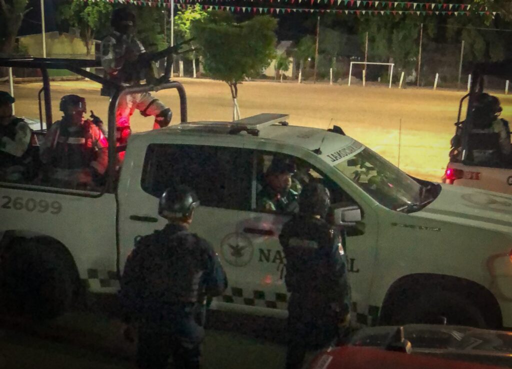 8 personas unas con uniforme de la Guardia Nacional y otras de la policía municipal, y una camioneta