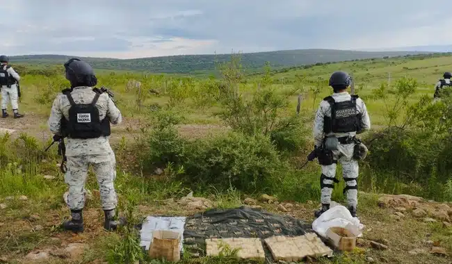 Guardia nacional con cartuchos decomisados