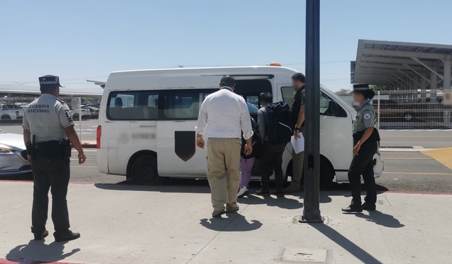Guardias nacionales ayudando a migrantes