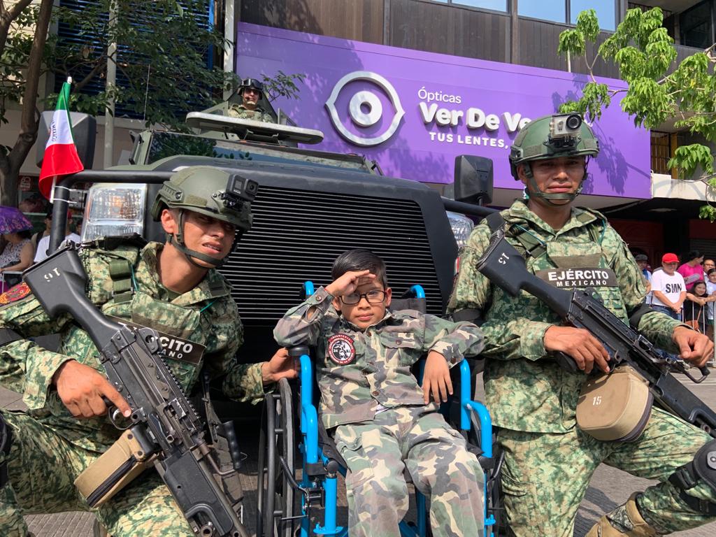Hithan González en desfile cívico militar en culiacán.