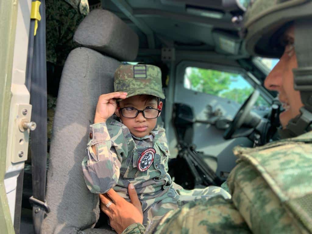 Hithan González en desfile cívico militar en culiacán.