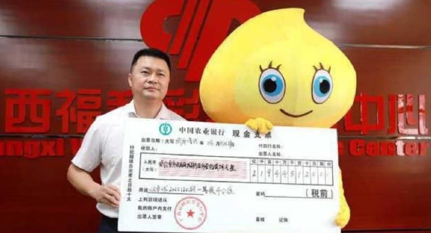 Hombre gana la lotería en China y se lo oculta a su familia
