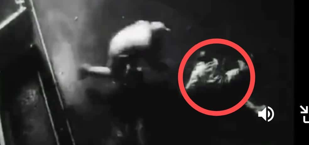 Hombre pelea con ser invisible y causa pánico en la red