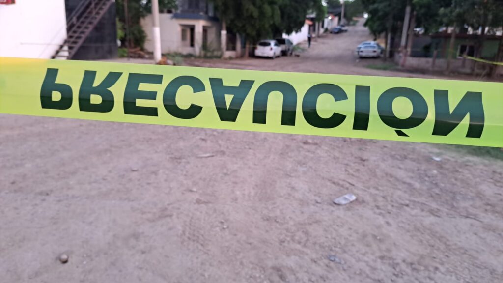 Cinta amarilla dice PRECAUCIÓN en zona de homicidio en Culiacán