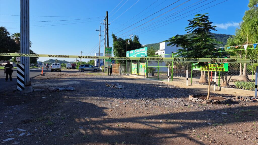 Zona acordonada con cinta amarilla tras hallazgo de un hombre asesinado en Culiacán